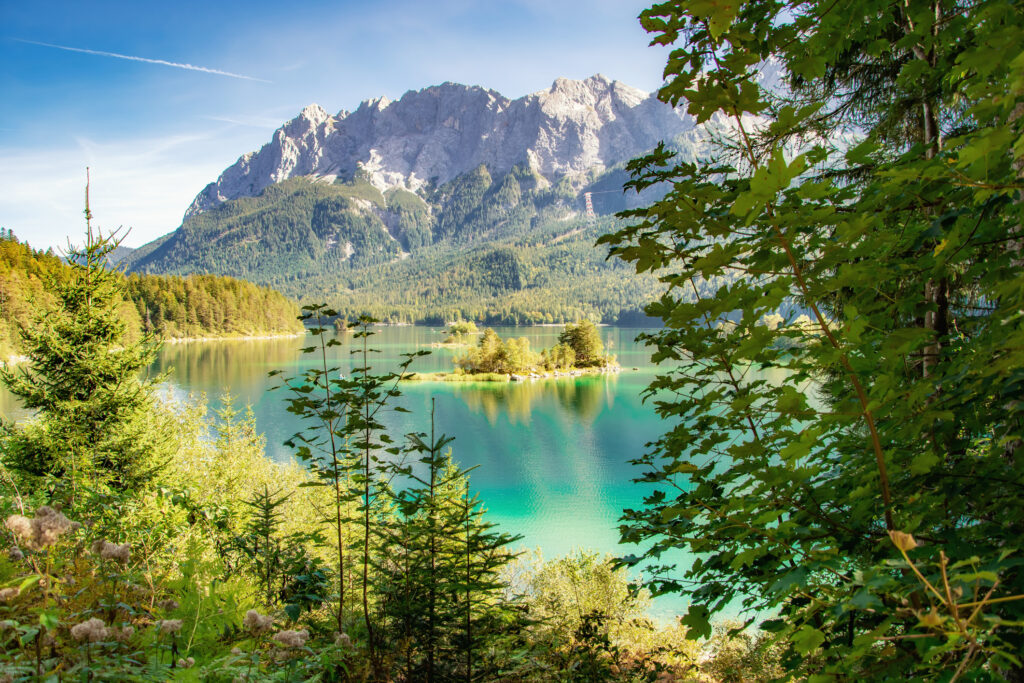 Der Eibsee bietet ein großes Angebot an Naturfläche zum Wandern und Klettern