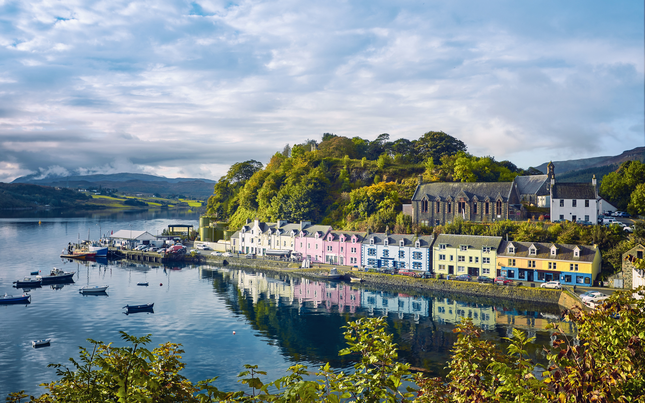 Der Ort Portree auf der Insel Isle of Skye in Schottland