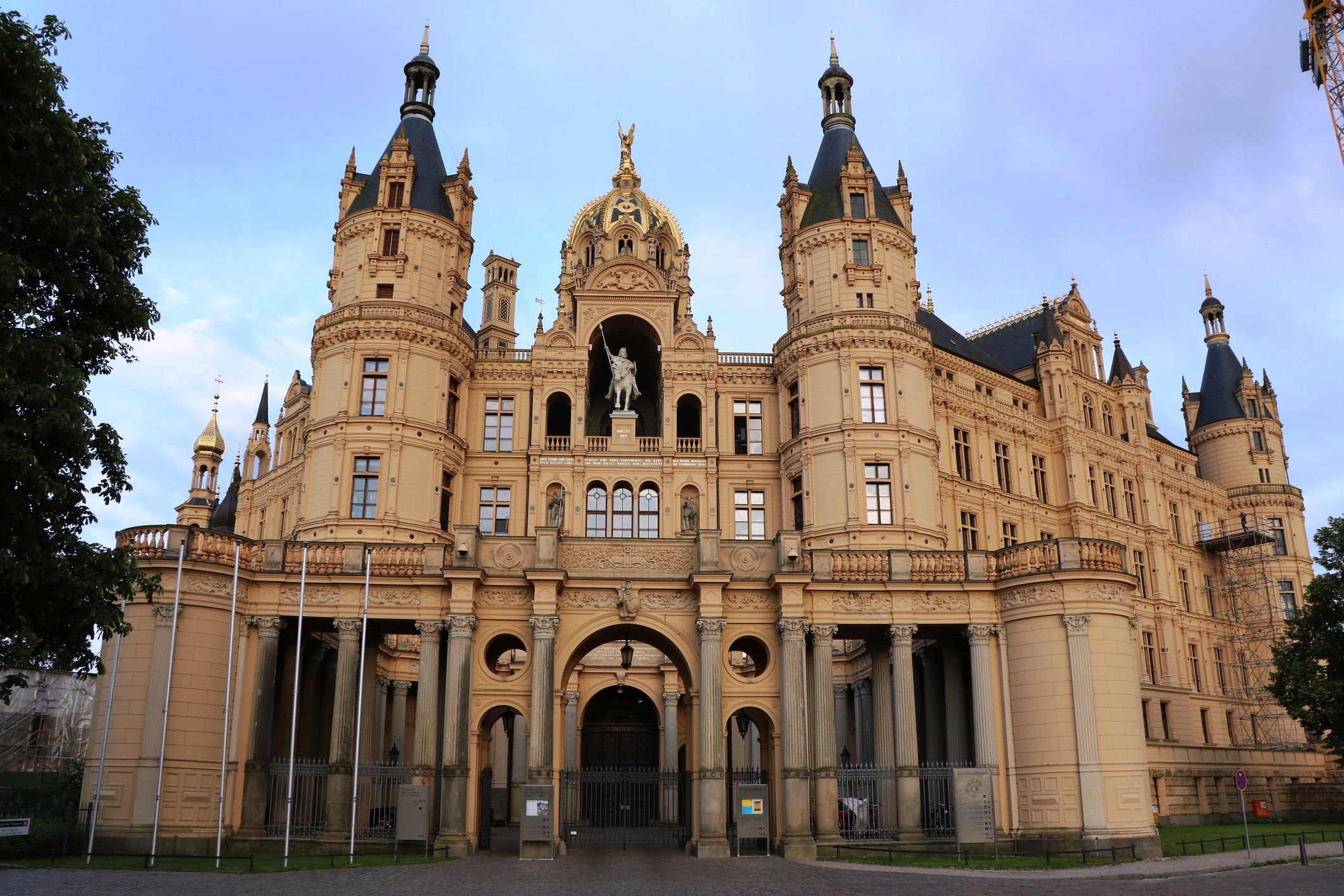 Der Regierungssitz in Schwerin am Schweriner See