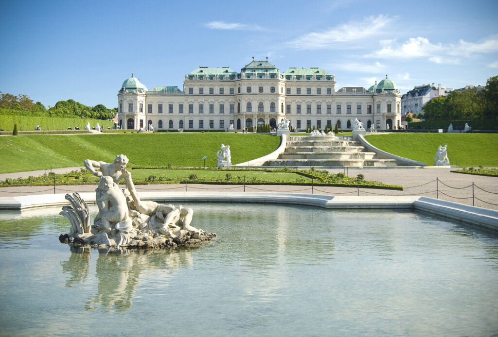 Der Springbrunnen vor dem Schloss Belvedere und seinen zwei Barockpalästen