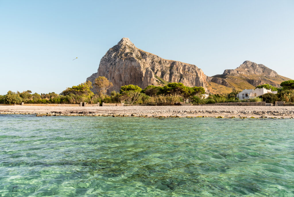 Der Strand von San Vito Lo Capo mit dem Berg Monaco im Hintergrund