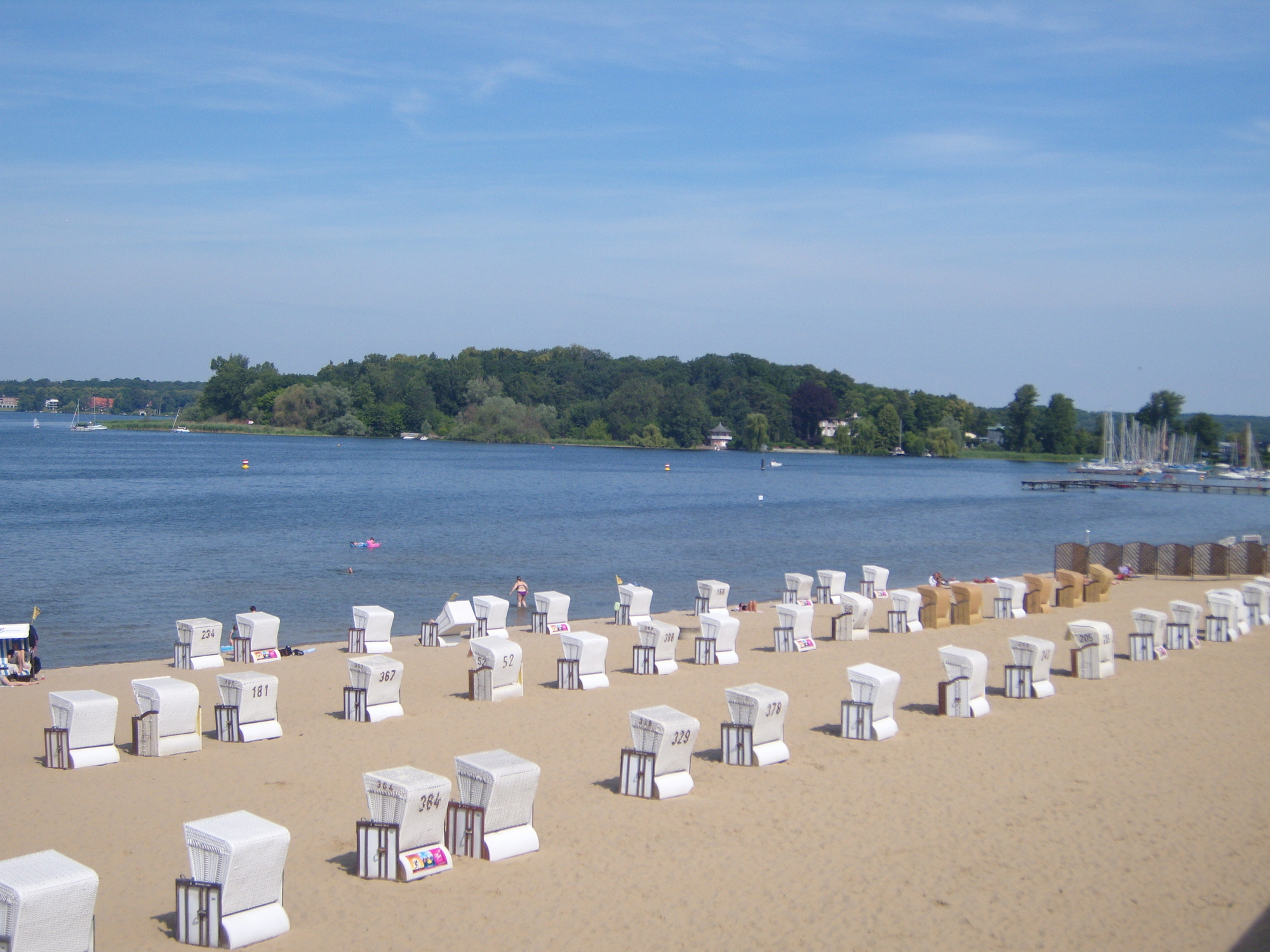 Der Wannsee – Berlins schönster See mit Strand und einigen Strandkörben im Sommer