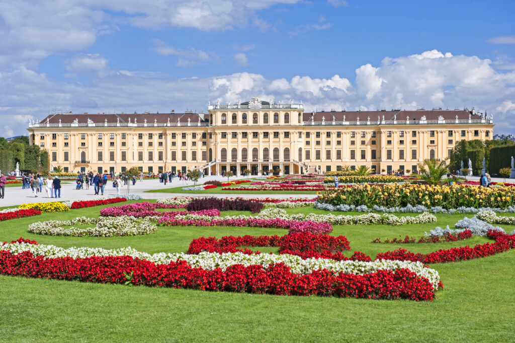 Der farbenfrohe Garten von dem Schloss Schönbrunn in Wien