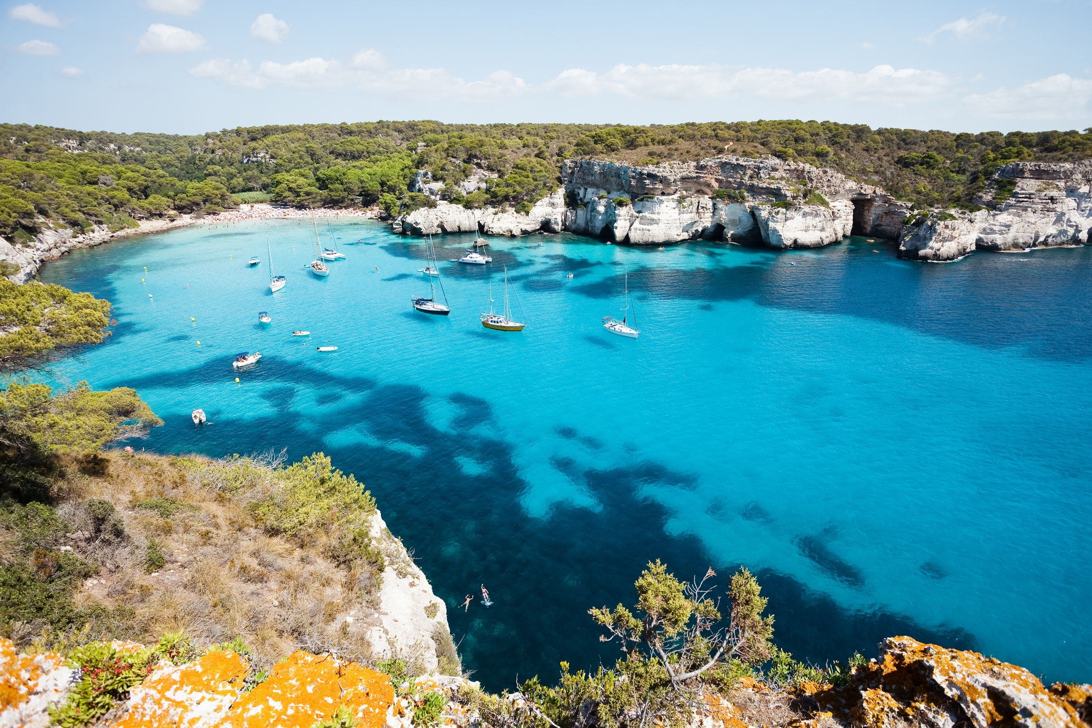 Der idyllische Strand Cala Macarella auf Menorca