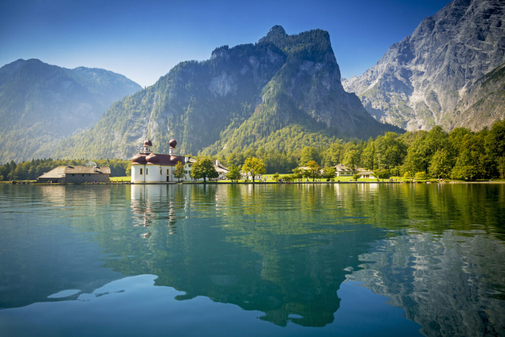 Die Bartholomäuskirche liegt direkt am Königssee im Südosten Bayerns