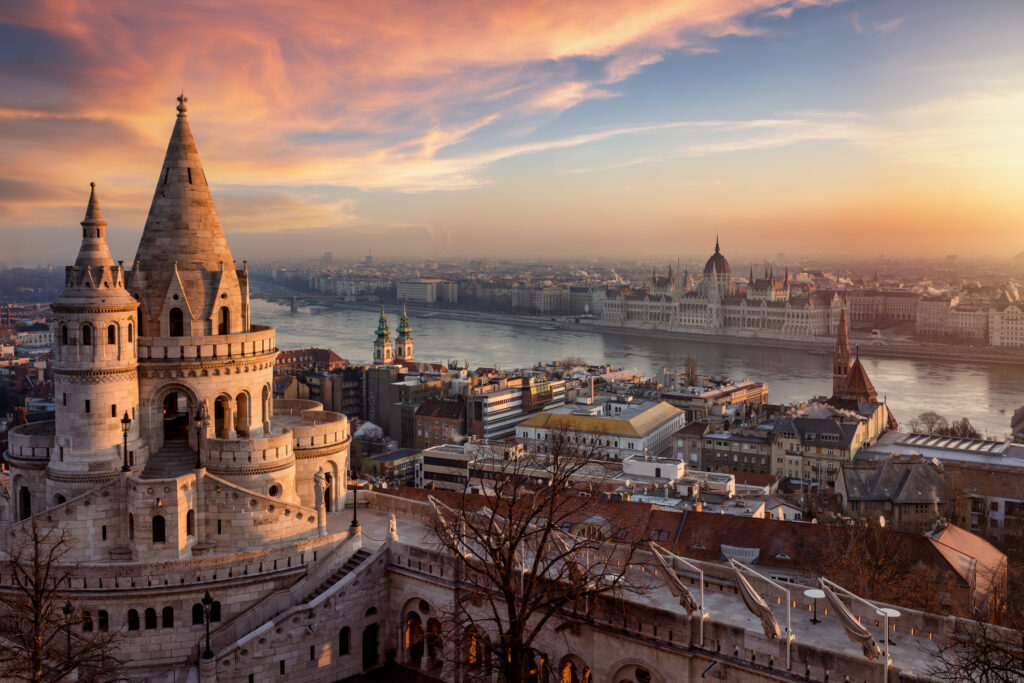 Die Fischerbastei von oben mit dem ungarischen Parlamentsgebäude bei Sonnenaufgang in Budapest