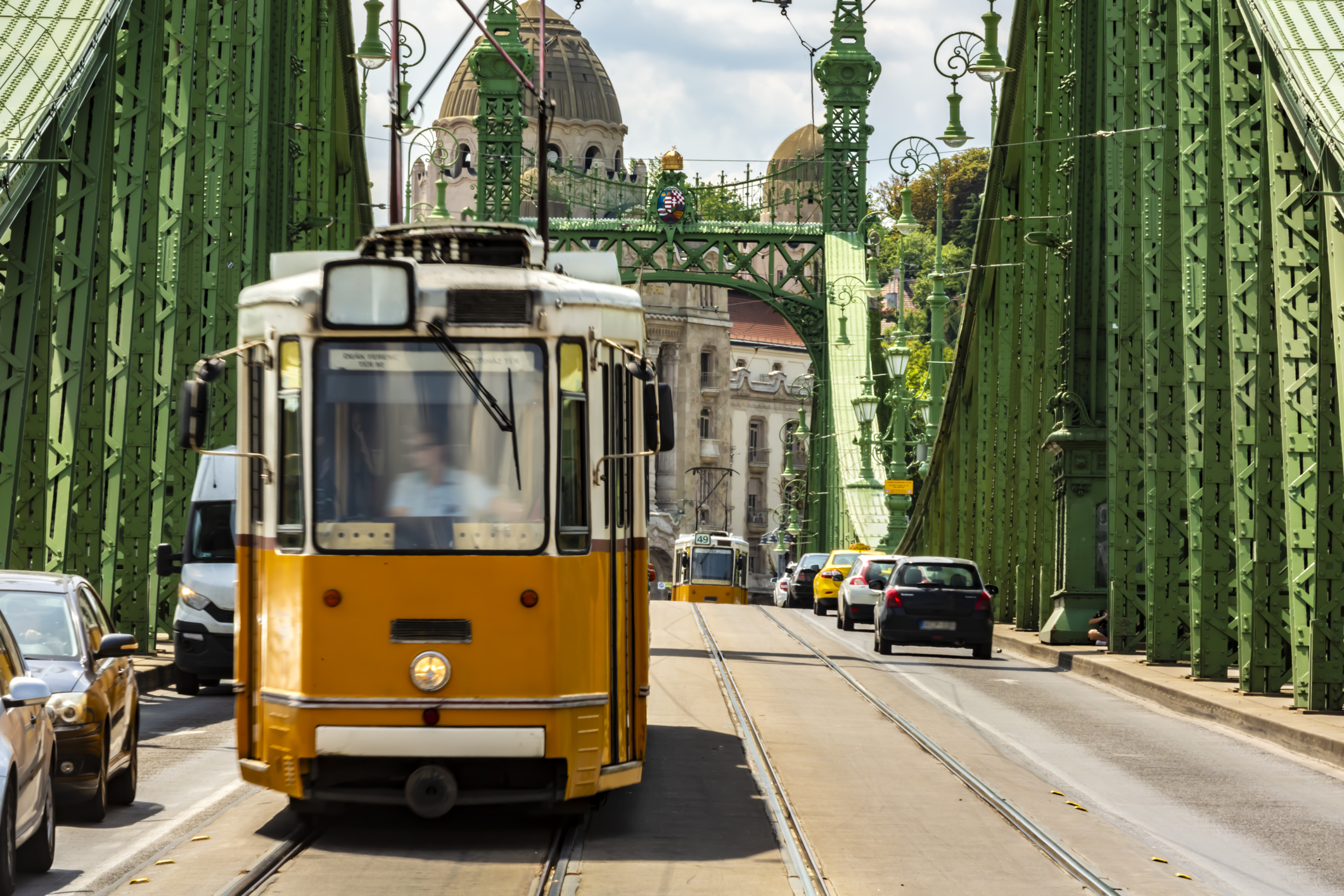Die Kettenbrücke mit einer Straßenbahn in Budapest