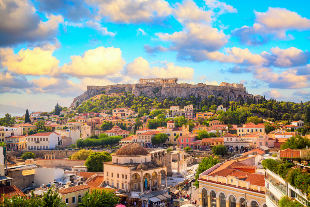 Die Skyline von Athen mit Monastiraki-Platz und Akropolis-Hügel