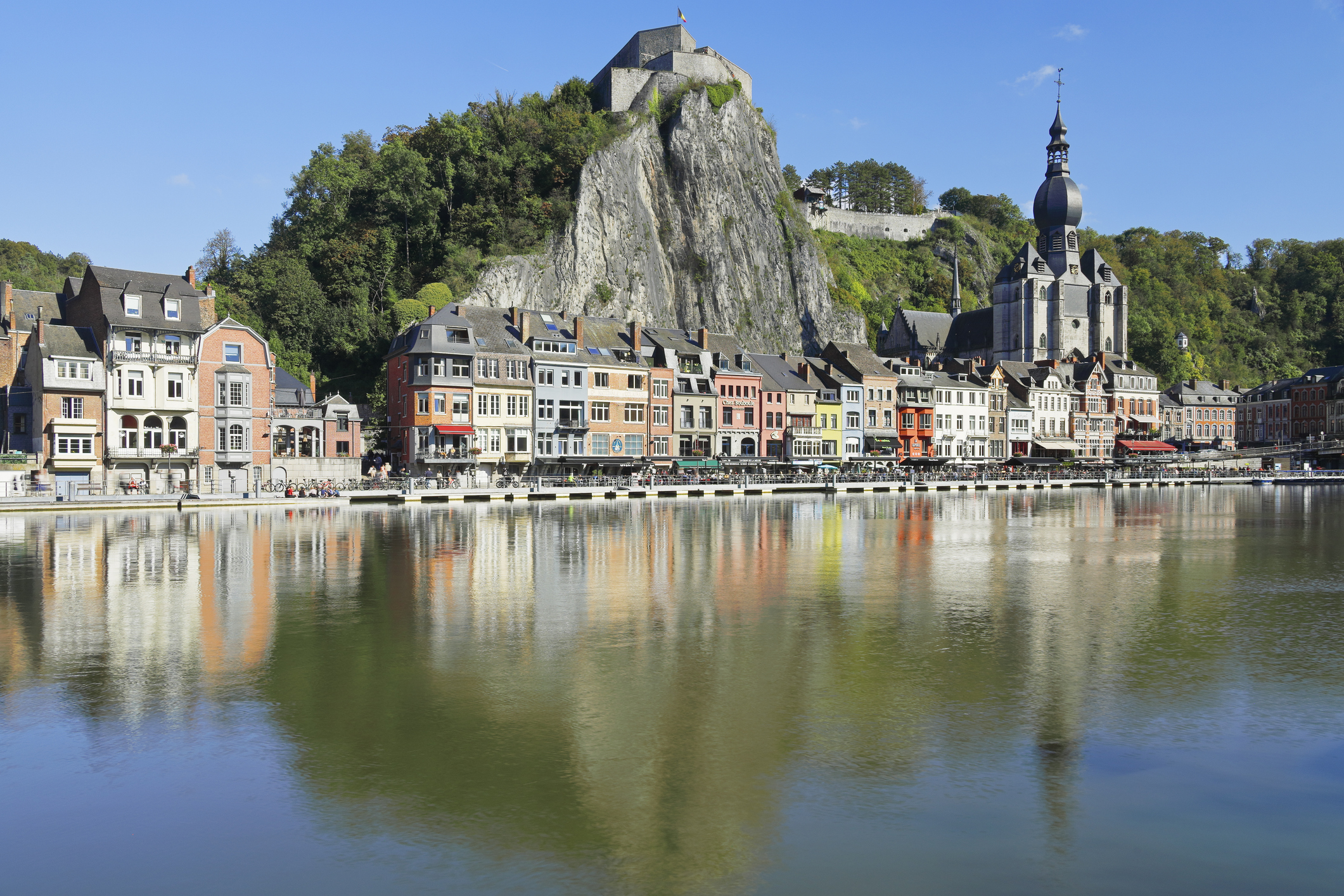 Die Stadt Dinant am Fluss La Meuse in Belgien
