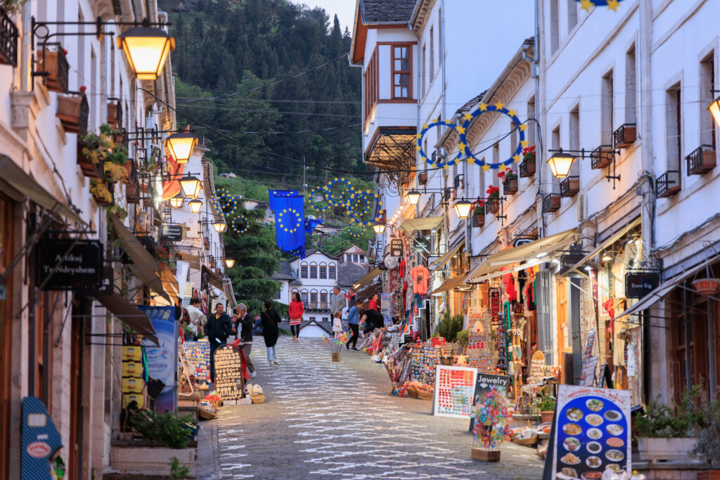 Die belebte Altstadt von Gjirokastra in der Abenddämmerung