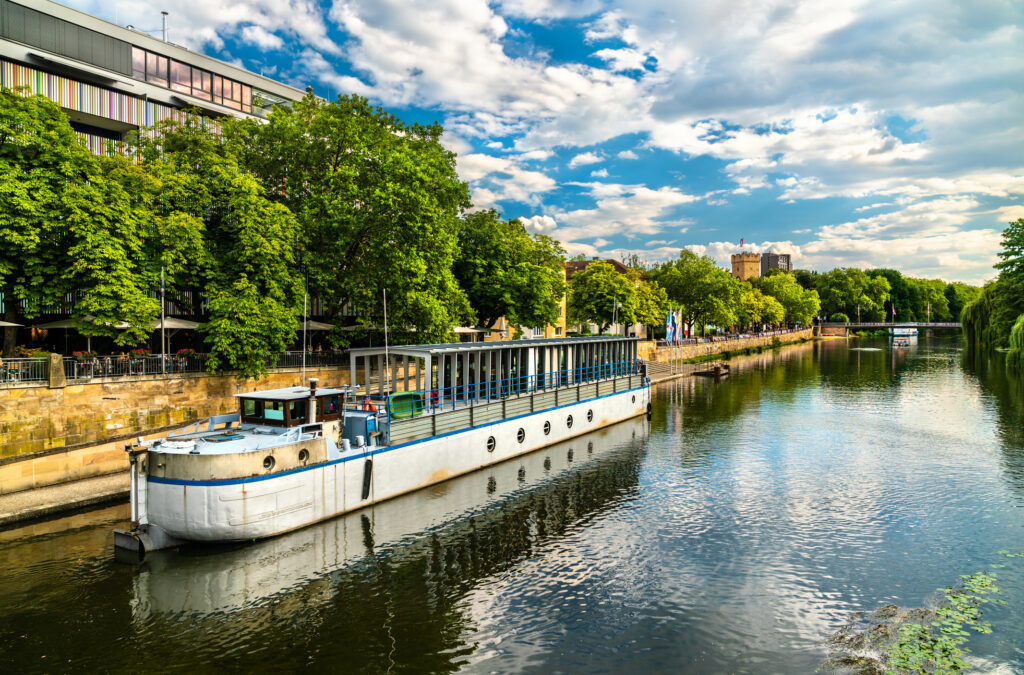 Ein Boot auf dem Neckar in Heilbronn