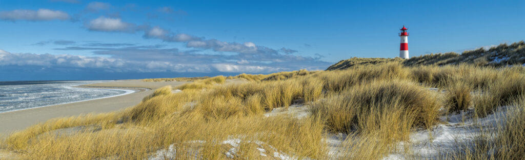 Ein Leuchtturm auf einer Sanddüne auf der Insel Sylt
