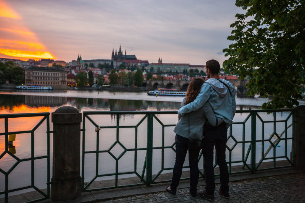 Ein Paar genießt den Sonnenuntergang in Prag