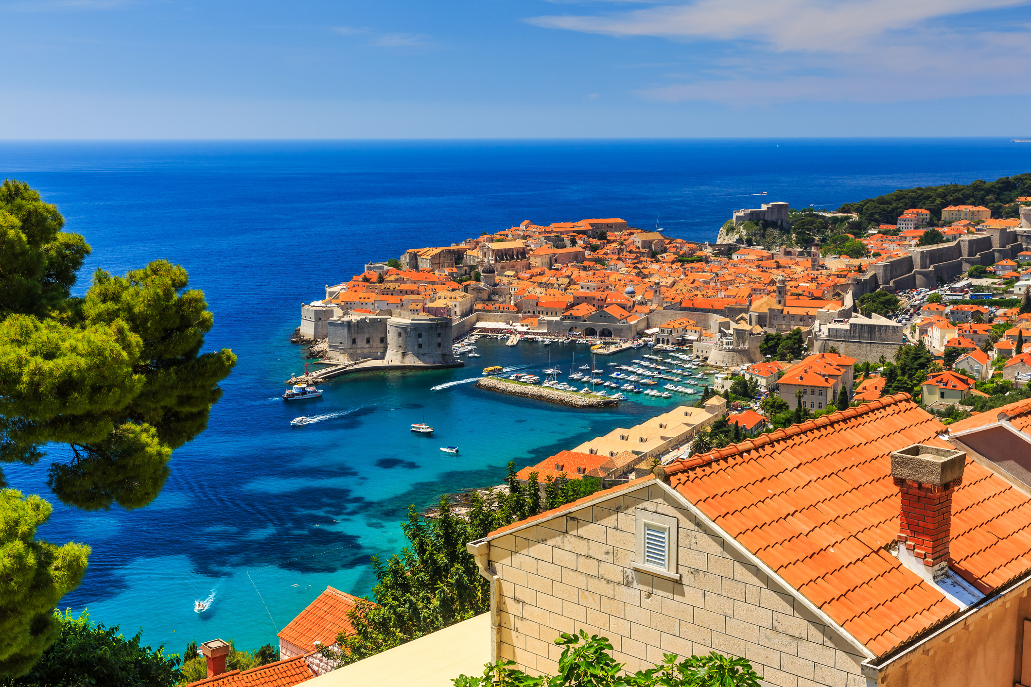 Ein Panoramablick auf die ummauerte Stadt Dubrovnik in Kroatien