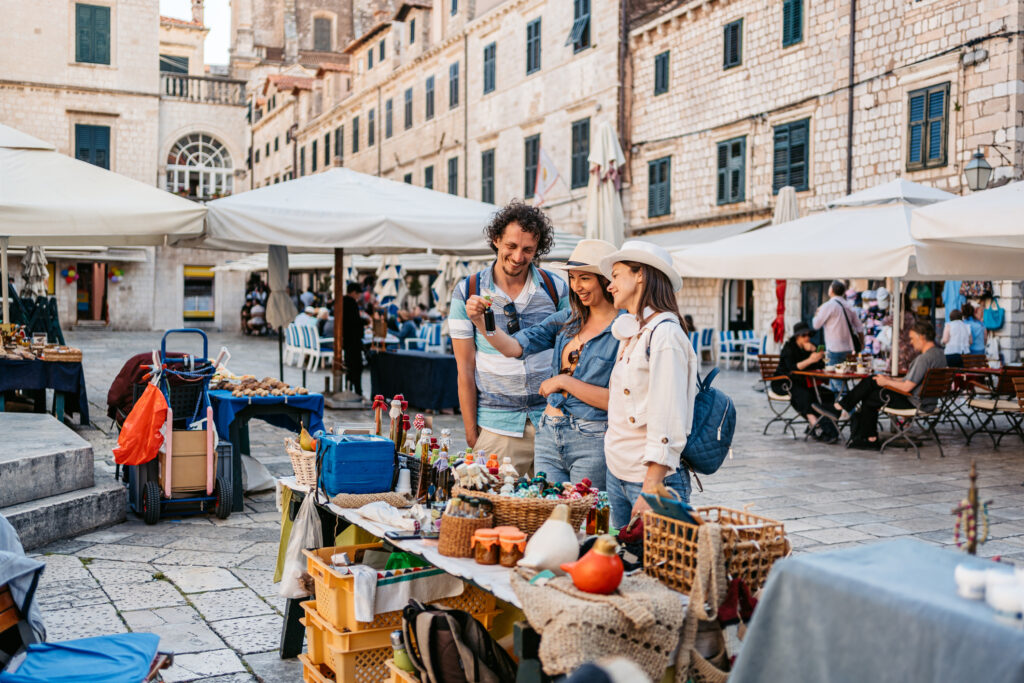 Ein belebter Straßenmarkt in Dubrovnic
