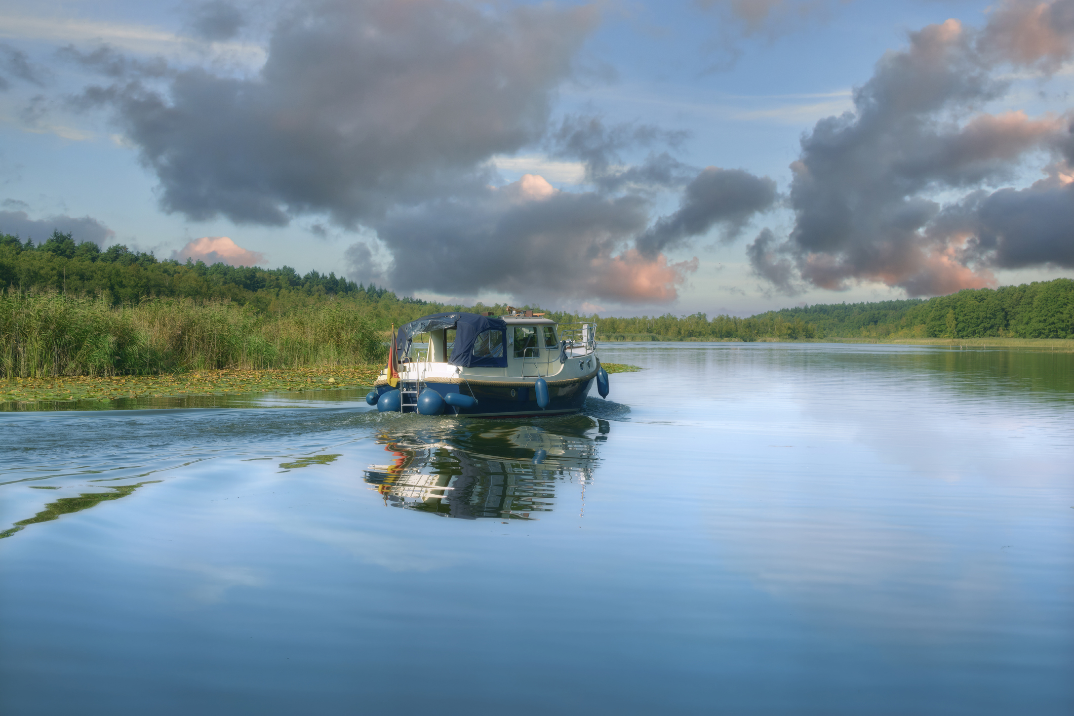 Ein kleines Motorboot im Müritz-Nationalpark auf der Mecklenburgische Seenplatte