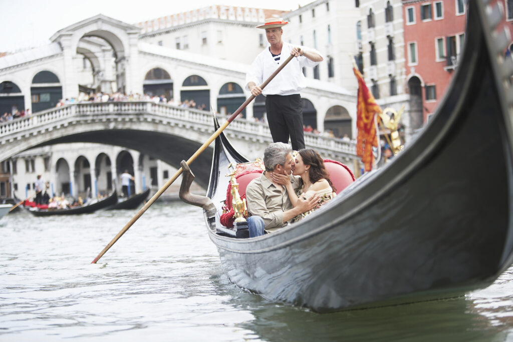 Ein küssendes Paar in einer Gondel in Venedig