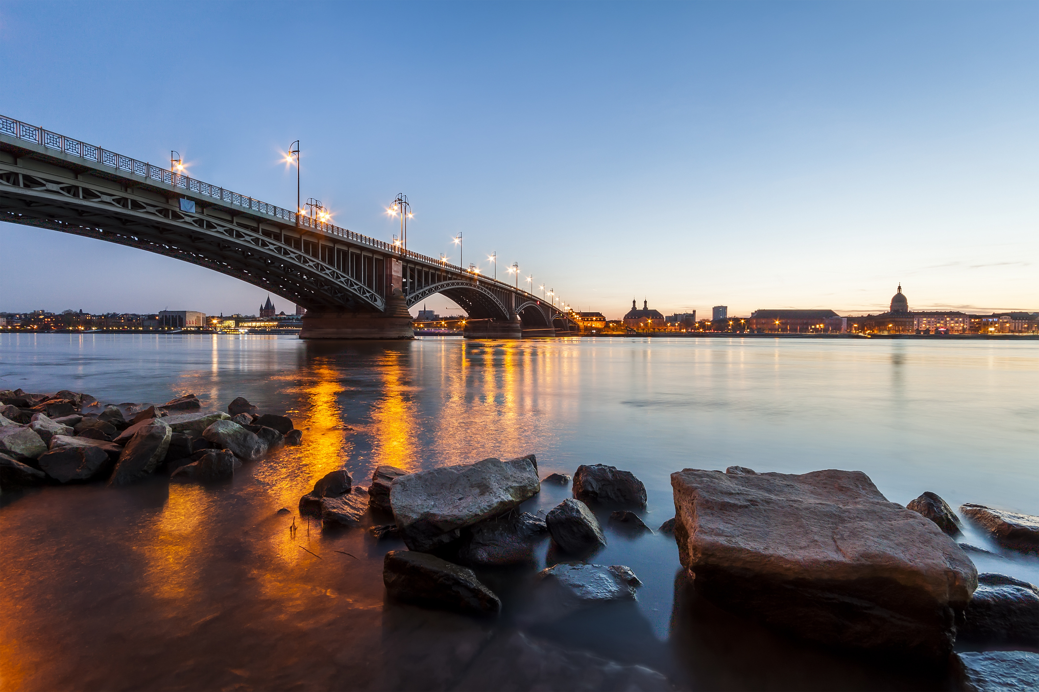 Eine Brücke über den Rhein führt nach Mainz