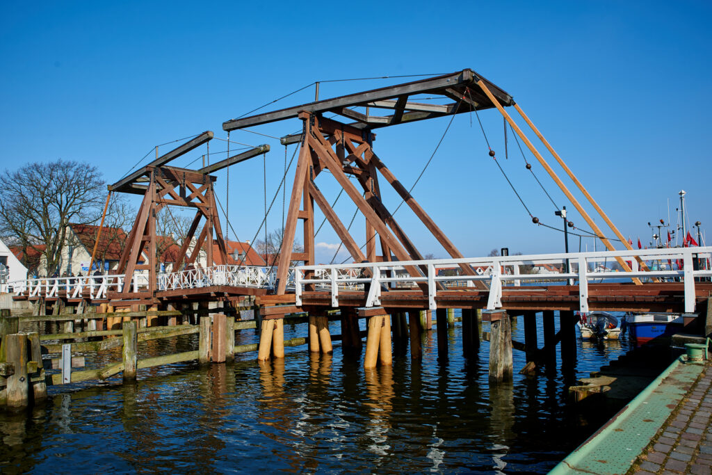 Eine Holzbrücke in Greifswald-Wieck