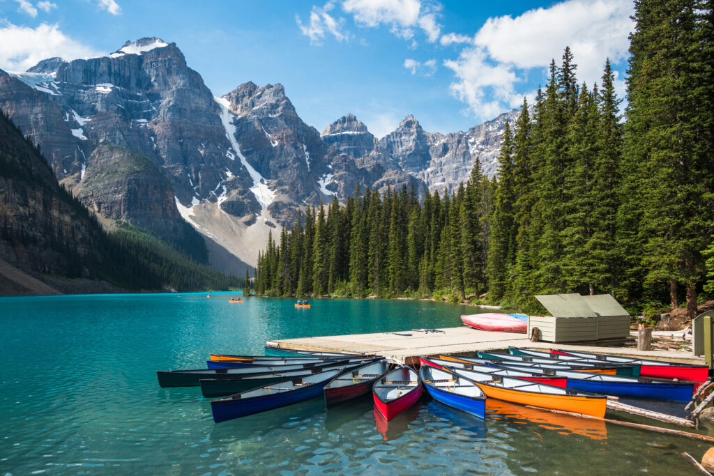 Eine Kajakfahrt im Moraine Lake im Banff Nationalpark in Kanada
