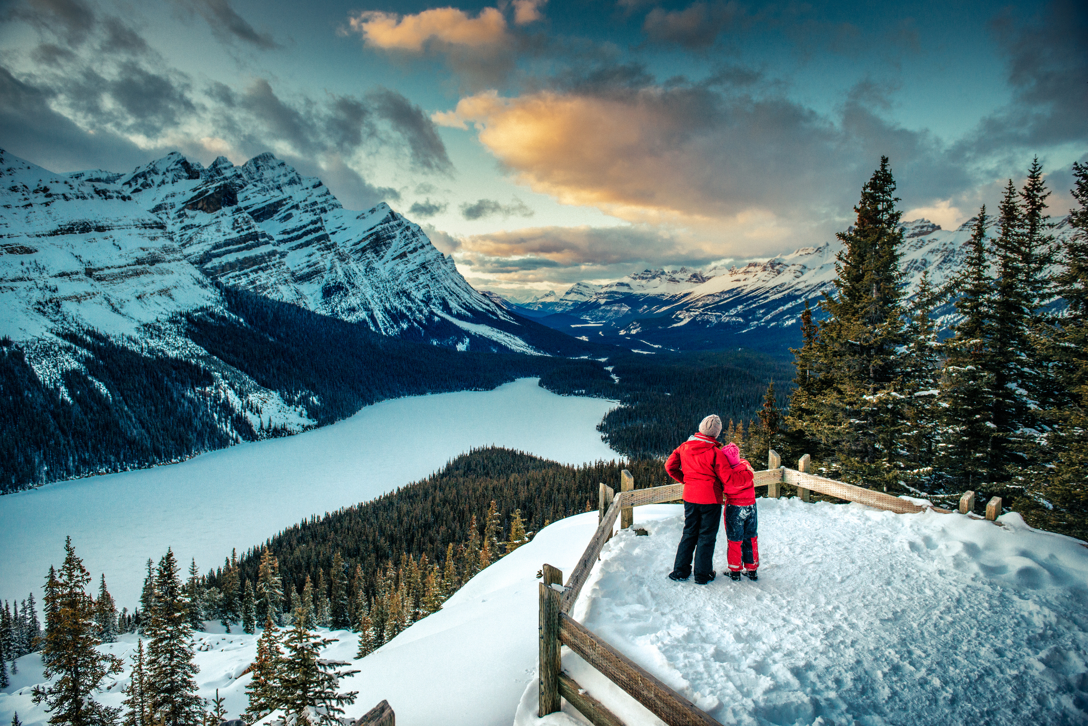 Eine Mutter und ihr Kind genießen die Winterlandschaft im Banff National Park