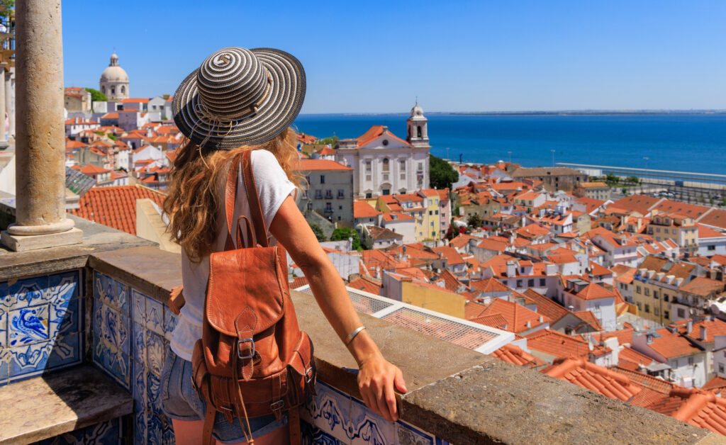 Eine Touristin genießt Panoramablick auf die Stadtlandschaft von Lissabon