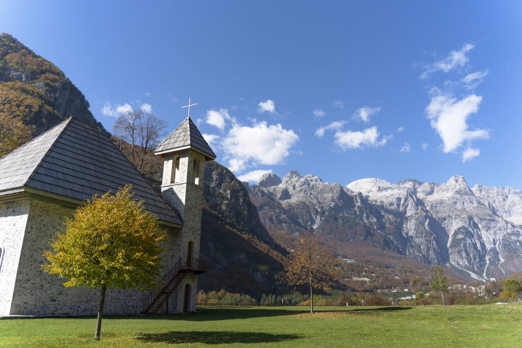 Eine kleine Kapelle mitten im Nationalpark Theth mit Aussicht auf eine wunderschöne Berglandschaft