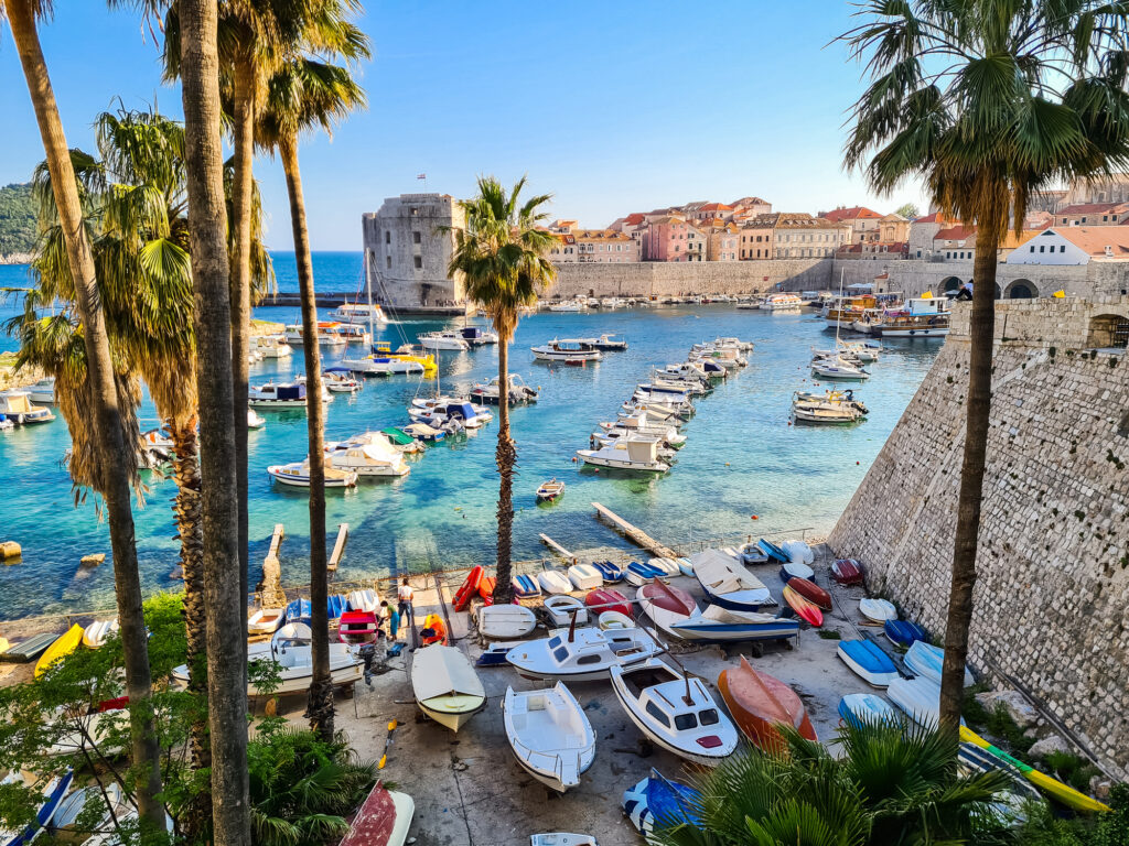 Eine schöne Bucht mit sehr vielen Booten in Dubrovnik