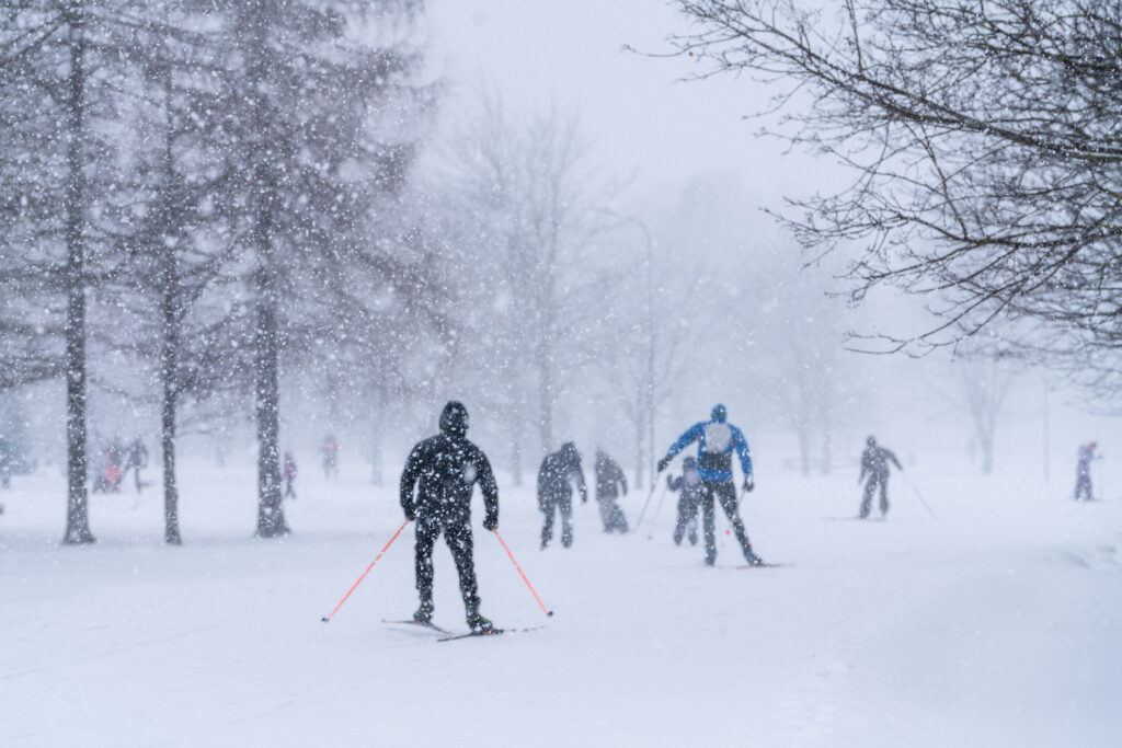 Einige Skifahrer im Park von Riga nachdem es stark geschneit hat