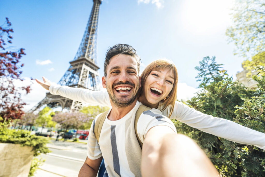 Glückliches Paar macht ein Selfie-Foto vor dem Eiffelturm in Paris