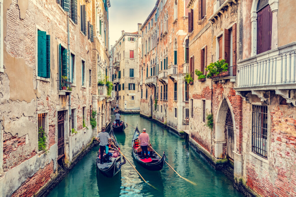 Gondelfahrt auf dem Kanal in Venedig