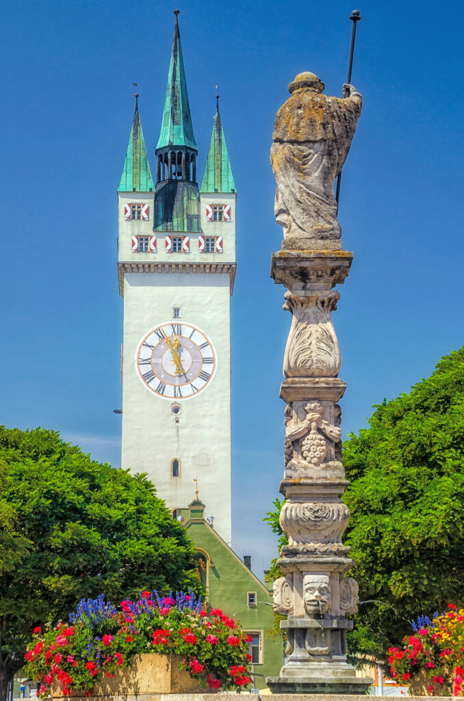 Gotischer Stadtturm und Jakobsbunnen in der Altstadt von Straubing an der Donau