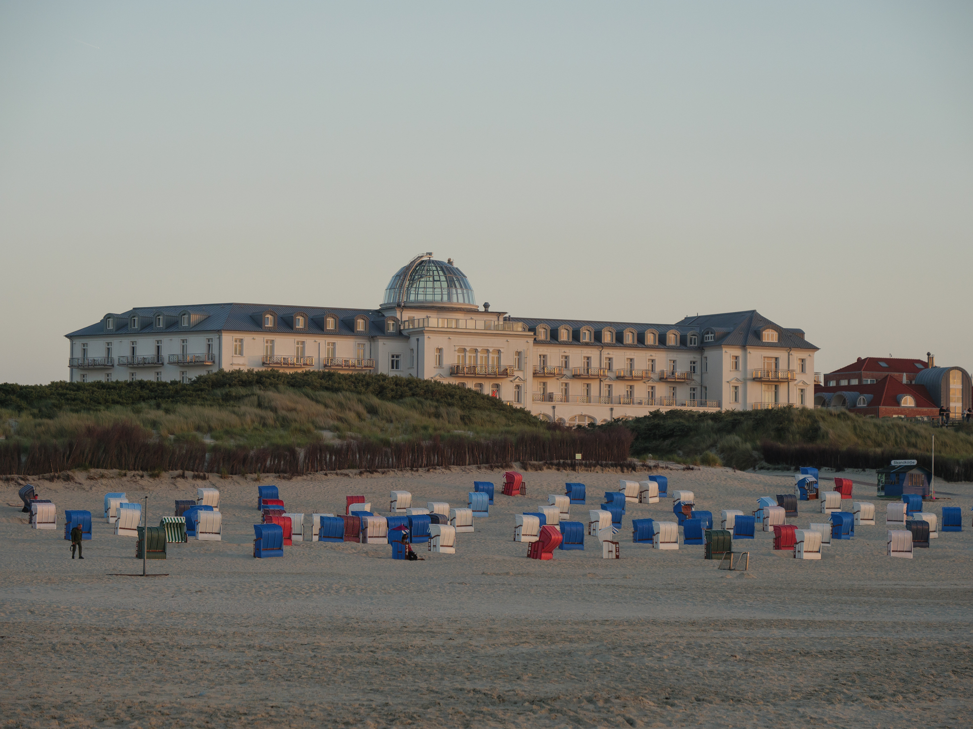 Hotels und viele Strandkörbe am langen Strand von Juist