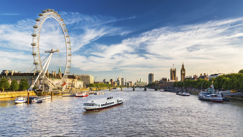 Im Vordergrund das London Eye an der Themse und einige Touristenschiffe