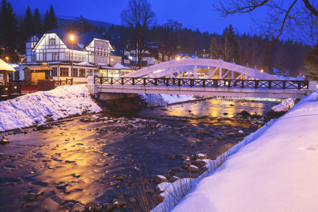 Kleine Brücke über die Elbe im Zentrum von Spindlermühle