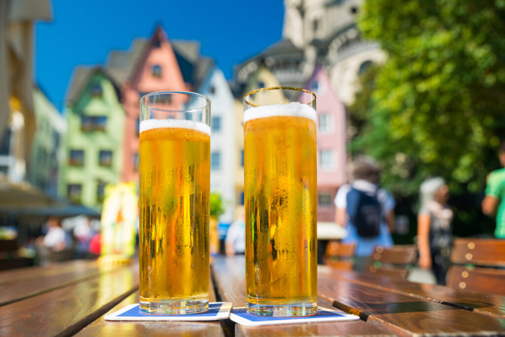 Köln ist berühmt für sein Kölsch, ein obergäriges Bier, das traditionell in schmalen 0,2-Liter-Gläsern