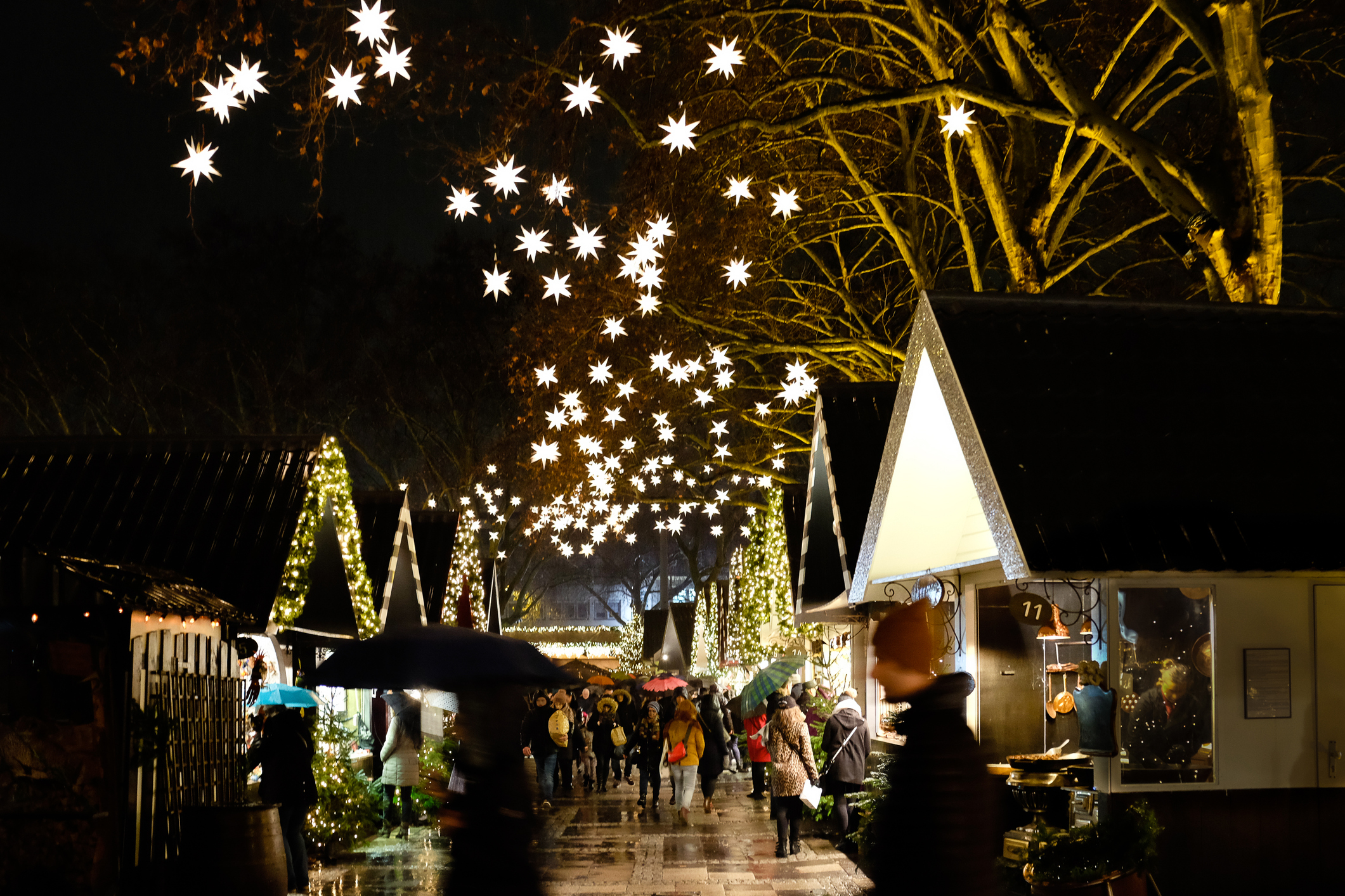 Kölner Weihnachtsmarkt mit Sternenschmuck und Marktständen