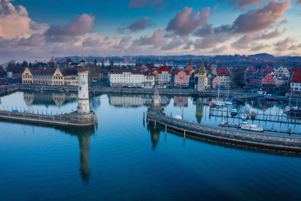 Lindau am Bodensee bei Sonnenaufgang mit Blick auf den Leuchtturm