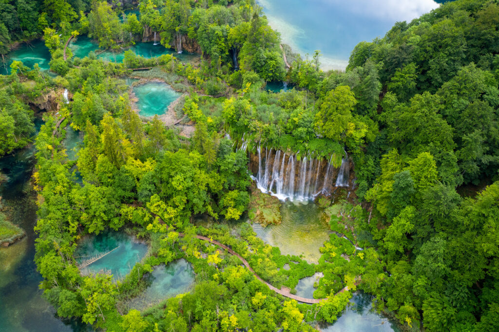 Luftaufnahme der Seen mit Wasserfällen im Nationalpark Plitvicer Seen in Kroatien