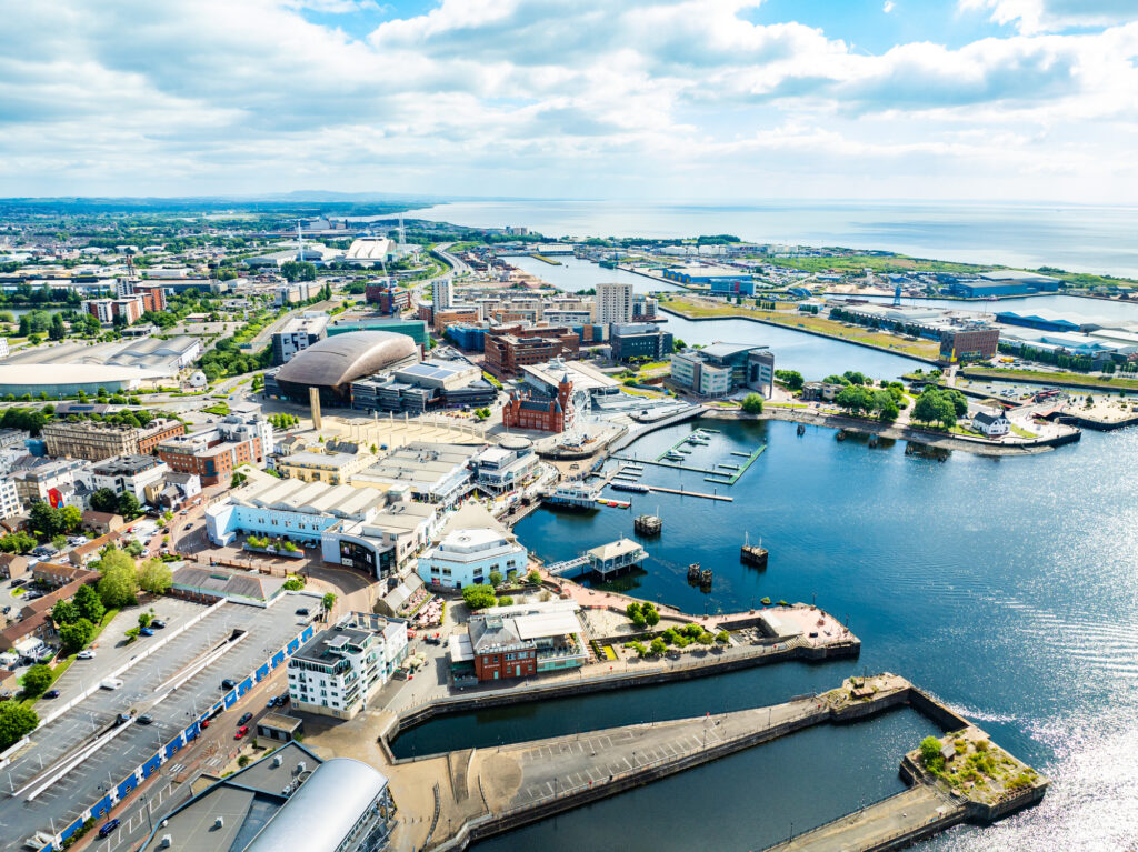 Luftaufnahme der Stadt Belfast mit einem kleinen Hafen