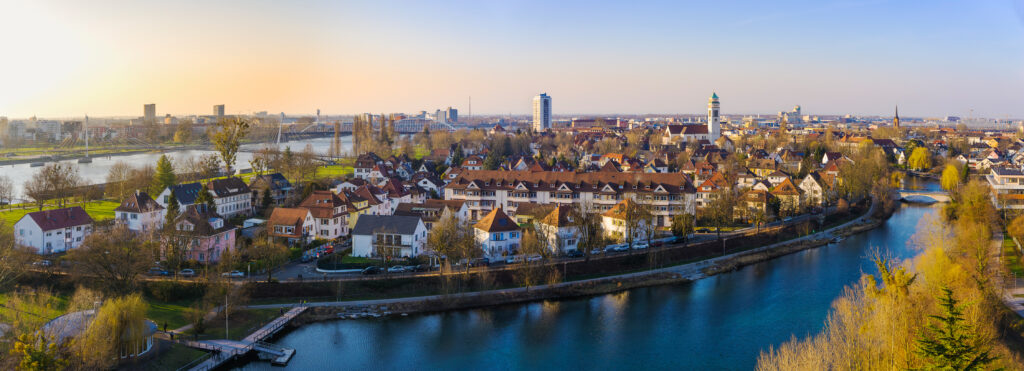 Luftaufnahme des Kehler Stadtbildes mit Blick auf den Rhein und der Grenze zwischen Deutschland und Frankreich