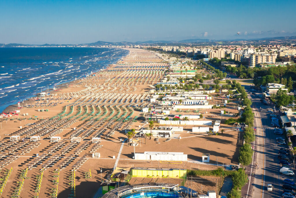 Luftaufnahme des Strandes von Rimini in Italien