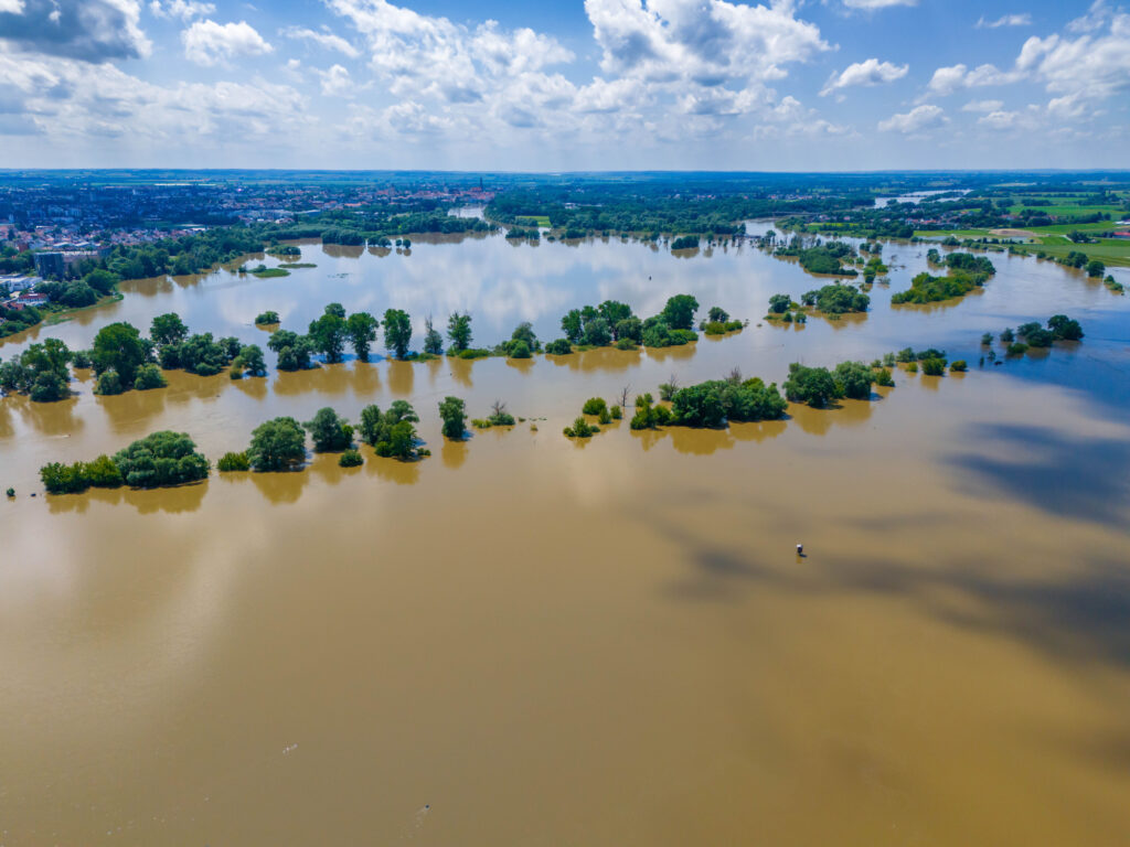 Luftaufnahme einer überschwemmten Landschaft in der Nähe von Straubing in Süddeutschland