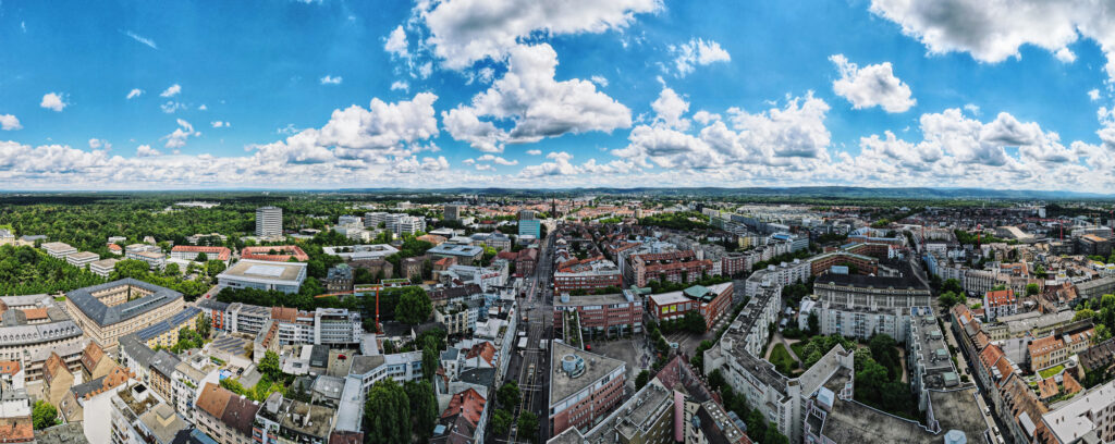 Luftbild der Stadt Karlsruhe im Sommer