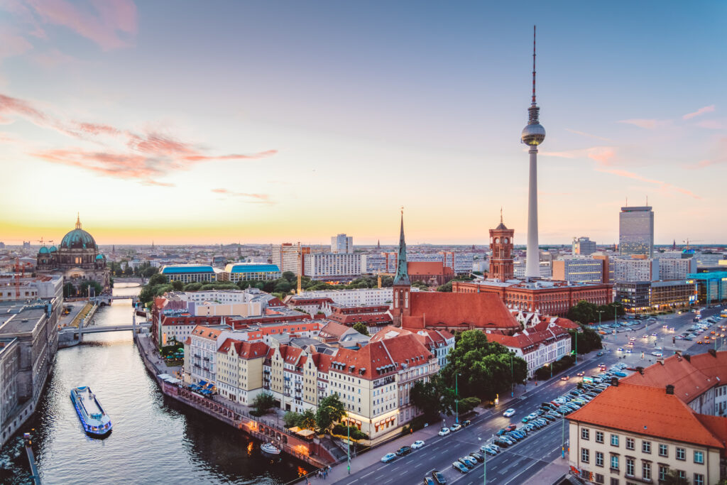Luftbild vom Zentrum von Berlin mit Blick zum Roten Rathaus und dem Fernsehturm