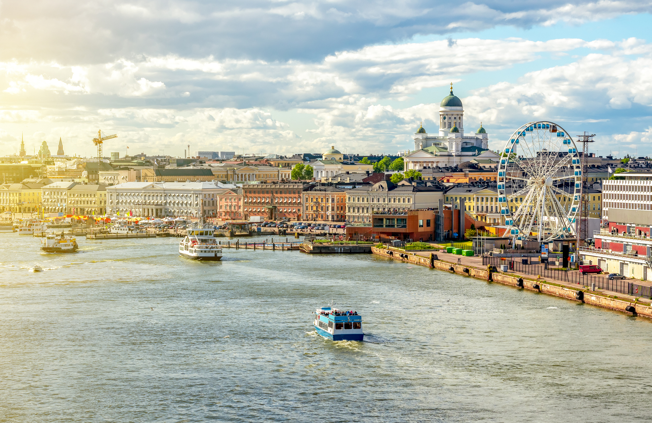 Panoramablick der Stadt Helsinki mit Kathedrale, Marktplatz, Hafen und Riesenrad