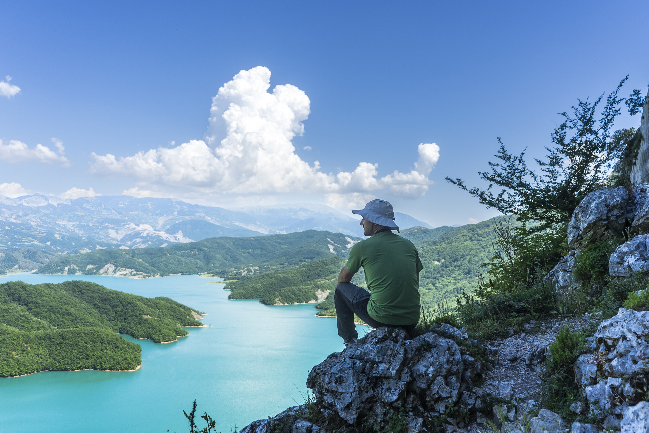 Panoramablick über den Bovilla Lake mit kristallklarem Wasser