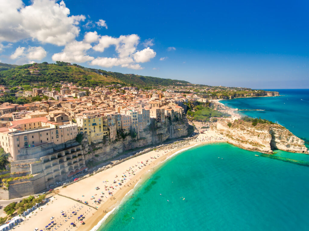 Panoramablick über den Strand und die Stadt Tropea