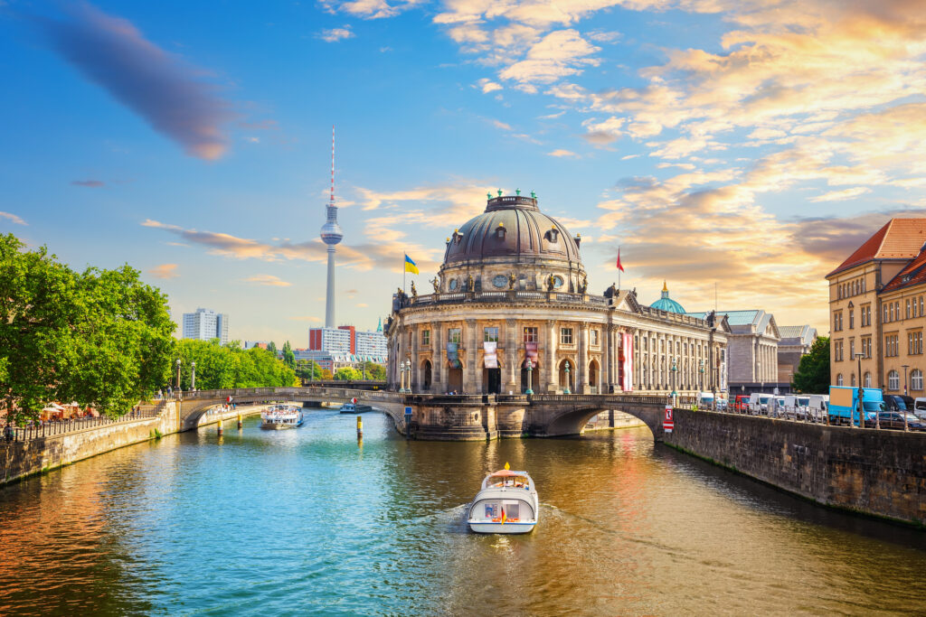 Panoramablick über die Museumsinsel und der Brücke über die Spree