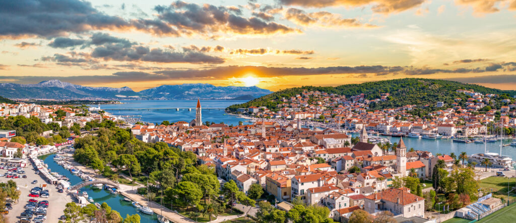 Panoramablick über die Stadt Split beim Sonnenuntergang